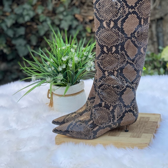 VERONICA BEARD Freda Espresso Snake
Embossed Leather Pointed Toe Kitten Boots 5